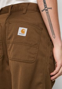 Carhartt WIP SIMPLE PANT - Relaxed fit jeans - dark brown
