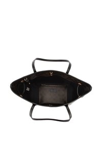 Svart tygväska med slätt läderyttersida och rutigt mönster på insidan. Har detaljer i guldton och en central ficka med dragkedja.