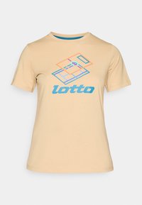 Gaisā bežā kokvilnas T-kreklā ar noapaļotu kakla izgriezumu. Tam ir grafiskais dizains zilos, oranžos un purpursarkanajos toņos ar vārdu "lotto" izcelti.