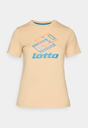 Svijetlo bež pamučna majica s okruglim izrezom. Ima grafički dizajn u plavoj, narančastoj i ljubičastoj boji s istaknutom riječi "lotto".