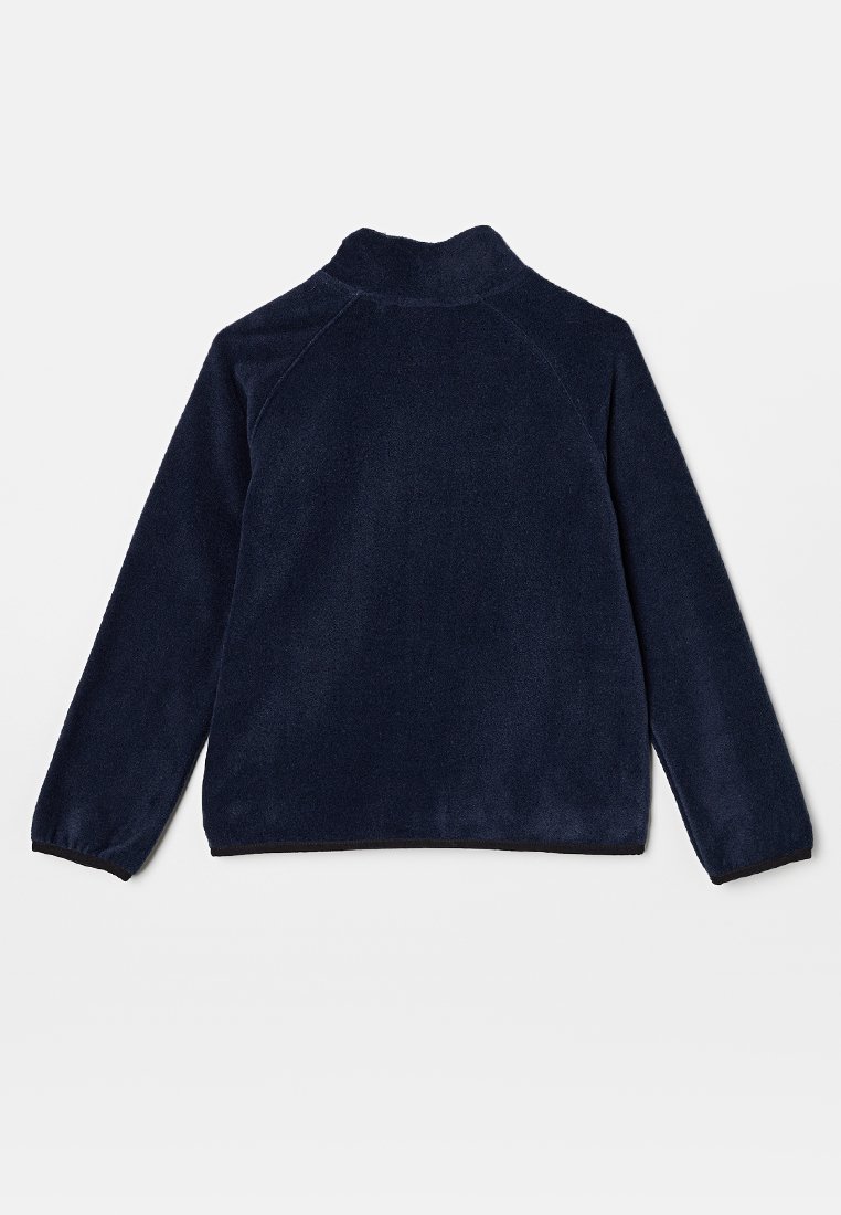 Pull en polaire bleu marine avec un col haut, de longues manches raglan et une surface texturée douce; sans logos ni motifs visibles.