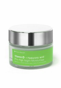Szklany słoik z metalową srebrną pokrywką, z jasnobłyszczącą zieloną etykietą, na której widnieje napis "Witamina D + Kwas hialuronowy Pro-Age Krem na noc nawilżający".