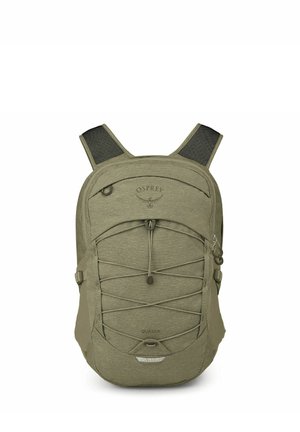 Kompakter olivgrüner Osprey Quasar Rucksack mit elastischem Front-Bungee-Kordel, gepolsterten Schultergurten und oberem Reißverschlussfach.