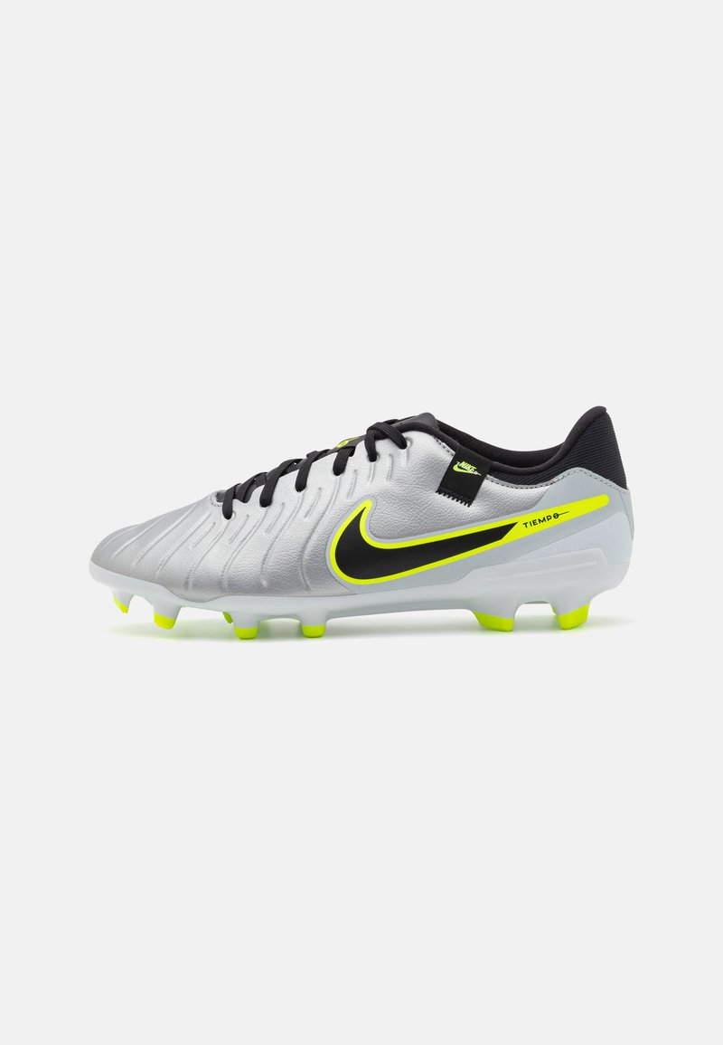 Bottes de football Nike Tiempo avec une tige synthétique argentée à texture relief, des lacets noirs, un logo noir et jaune fluo, et des crampons jaune vif.