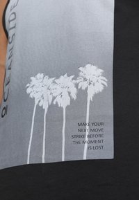 Canotta nera con un design grafico che presenta tre palme bianche e la scritta "Fai la tua prossima mossa, colpisci prima che il momento sia perduto."