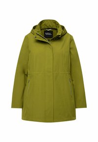 Cappotto verde con cappuccio, caratterizzato da una zip frontale, due tasche laterali con zip e una finitura in tessuto liscia e leggermente testurizzata.