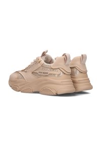 Chunky sneakers in lichtbeige suede met metallic accenten, voorzien van mesh panelen en decoratieve rhinestones. Dikke rubberen zool voor ondersteuning.