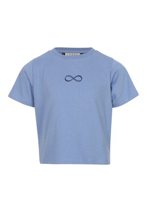 Lichtblauw t-shirt met korte mouwen, voorzien van een klein donkerblauw oneindigheidssymbool in het midden van de borst, een ronde hals en een rechte zoom.