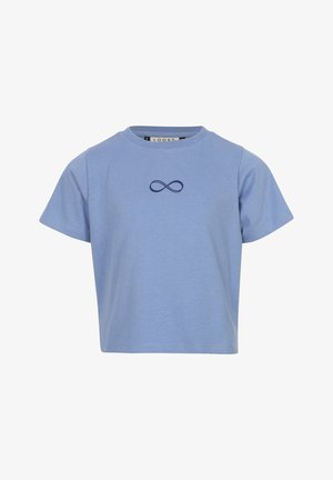 Lichtblauw t-shirt met korte mouwen, voorzien van een klein donkerblauw oneindigheidssymbool in het midden van de borst, een ronde hals en een rechte zoom.