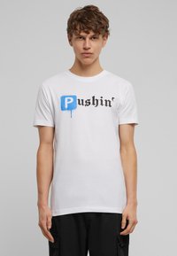Mister Tee PUSHIN  - Triko s potiskem - white