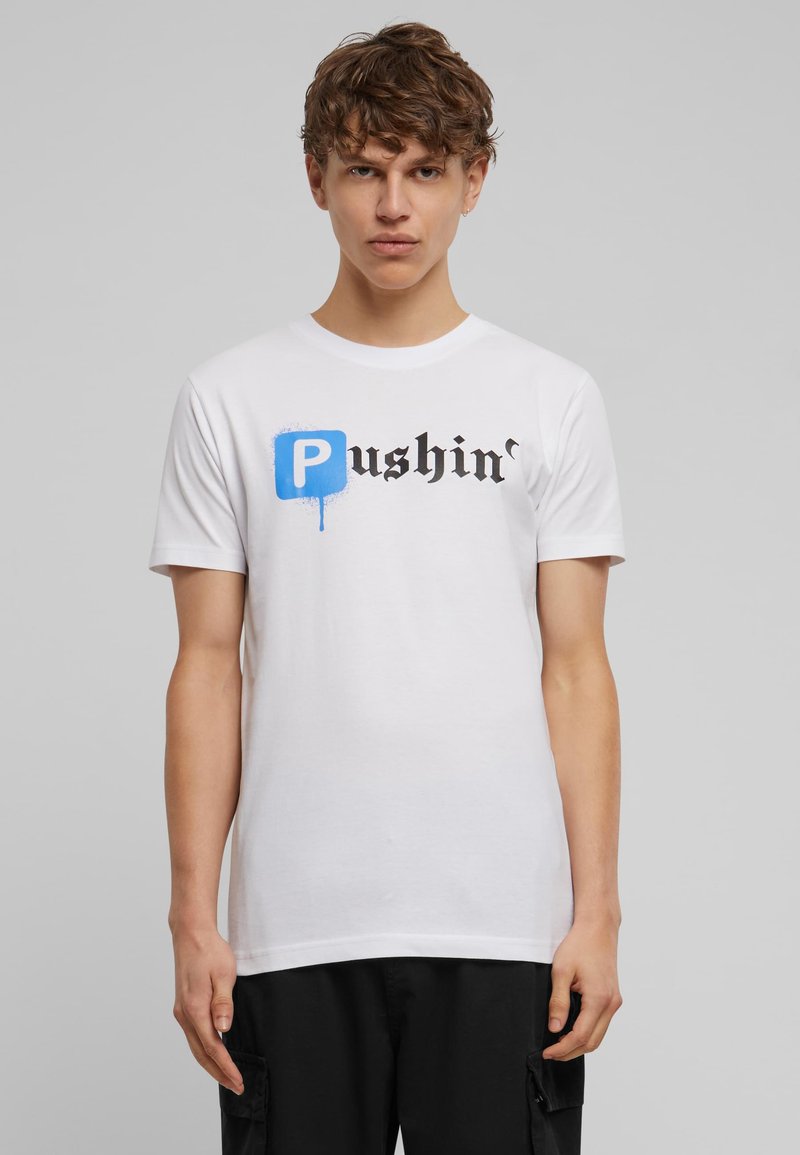 Mister Tee PUSHIN  - Triko s potiskem - white