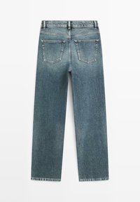 Jeans in denim azzurro chiaro con design a gamba dritta, cinque tasche e leggeri sbiadimenti, caratterizzati da una vita classica e dettagli cuciti.
