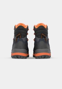 Herrenwanderstiefel, schwarz und grau mit orangefarbenen Akzenten, gepolsterter Kragen, strapazierfähige Gummisohle, strukturierte Oberseite und optionale Schnürhaken.