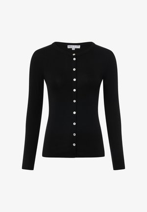 Schwarzer, gerippter Cardigan mit langen Ärmeln, ausgestattet mit durchgehender Knopfleiste und rundem Ausschnitt. Auffällige weiße Knöpfe setzen einen Kontrast zum Stoff.