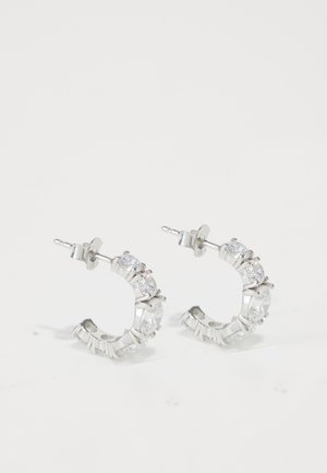 Ασημένια σκουλαρίκια με κρίκους που διαθέτουν διάφανα στρογγυλά και ορθογώνια ρουμπίνια, με υφή σχεδίου και ασφαλή στήριξη με ντυμένο πείρο.