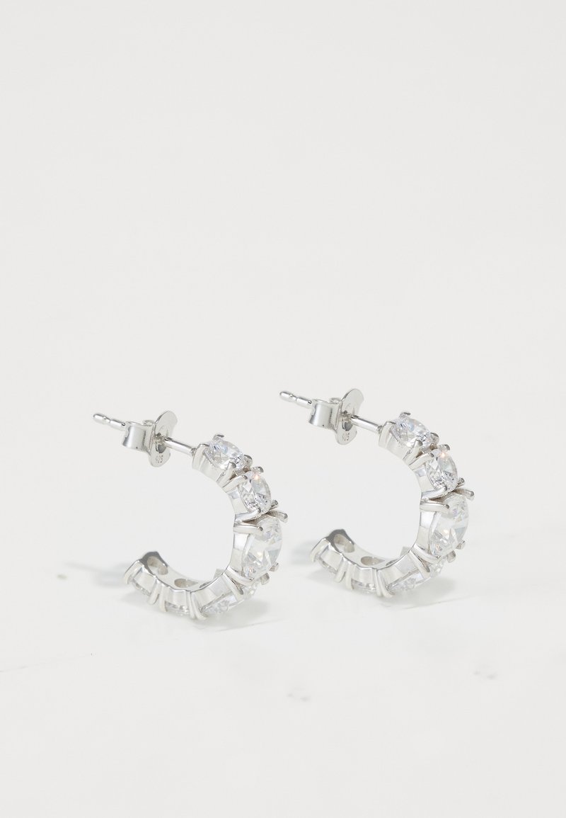 Ασημένια σκουλαρίκια με κρίκους που διαθέτουν διάφανα στρογγυλά και ορθογώνια ρουμπίνια, με υφή σχεδίου και ασφαλή στήριξη με ντυμένο πείρο.