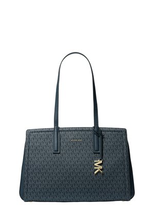 Czarna torba typu tote Michael Kors z monogramem, dwoma długimi uchwytami oraz złotym zawieszonym na jednym z uchwytów ozdobnym elementem MK.