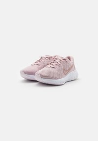 Scarpe da ginnastica rosa con una tomaia in mesh traspirante, lacci tonali e una suola bianca ammortizzata. Presenta un sottile accento di logo metallico.