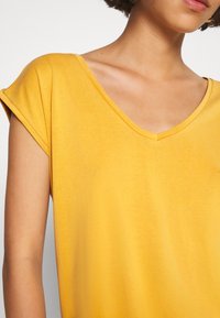 Pieces T-shirt básica - nugget gold