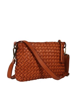 Bruine leren crossbodytas met geweven patroon en verstelbare band, metalen gespen en ritssluiting.