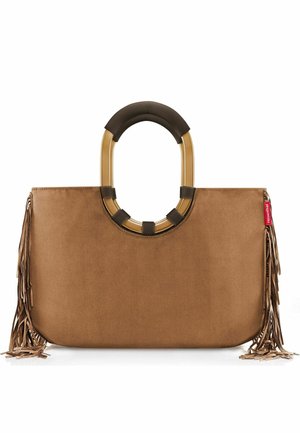 Borsa in camoscio marrone con manici circolari in legno e lunghe frange su entrambi i lati, con una piccola etichetta rossa in tessuto del marchio.