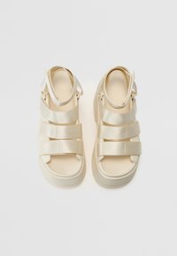 UGG GOLDENRISE - Sandály na platformě - jasmine