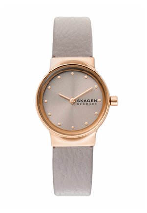 Ronde goudkleurige horloge met taupekleurige wijzerplaat, minimalistische dot-uuraanduidingen, gouden wijzers en lichtgrijze gestructureerde leren band.