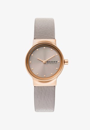 Ronde goudkleurige horloge met taupekleurige wijzerplaat, minimalistische dot-uuraanduidingen, gouden wijzers en lichtgrijze gestructureerde leren band.