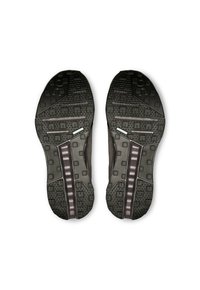 Chaussures de sport noires avec des semelles en caoutchouc texturé. Les semelles extérieures présentent un motif en grille, des rainures et des accents réfléchissants.