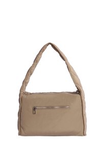 Bolso de hombro beige acolchado con un asa curvada, que cuenta con un cierre de cremallera y un bolsillo frontal con cremallera. Textura suave, forma rectangular.
