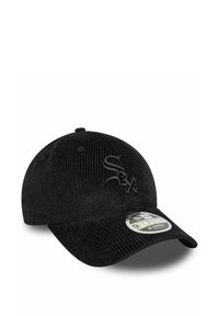 Schwarze Cordmütze mit gebogenem Schirm, ausgestattet mit einem gestickten Logo auf der Vorderseite und einem Markenaufkleber auf dem Visier.