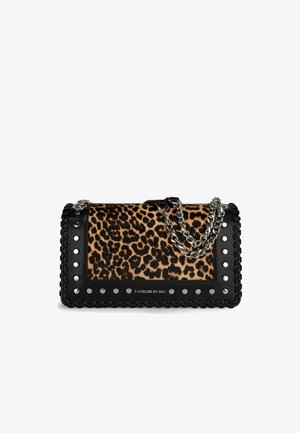 Borsa rettangolare con centro con stampa leopardata, bordo in pelle nera con borchie argento, bordi intrecciati e tracolle a catena argento.
