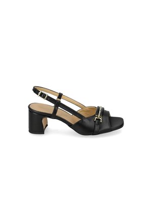 Sandalo slingback in pelle nera con tacco a blocchetto, punta quadrata aperta, fibbia decorativa dorata e sottile cinturino regolabile alla caviglia.