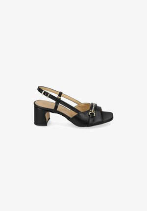 Sandalo slingback in pelle nera con tacco a blocchetto, punta quadrata aperta, fibbia decorativa dorata e sottile cinturino regolabile alla caviglia.