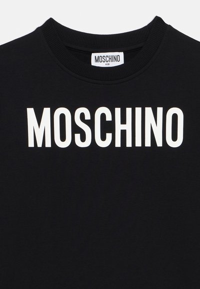 Μαύρο βαμβακερό φούτερ με ριμπ λαιμόκοψη και έντονο λευκό λογότυπο "MOSCHINO" που ξεχωρίζει στο μπροστινό μέρος.