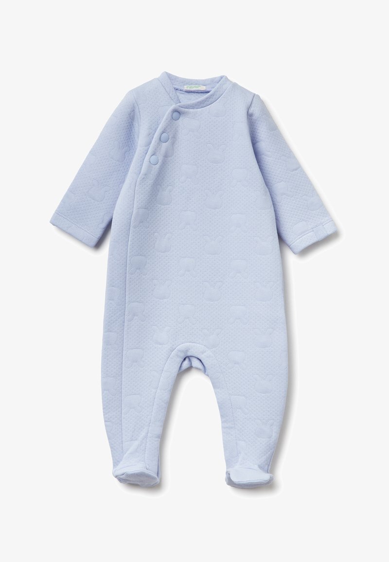 Světle modrý dětský overal vyrobený z texturované tkaniny, s kulatým výstřihem, dlouhými rukávy, uzávěrem na tři knoflíčky a vzorem králíčka.