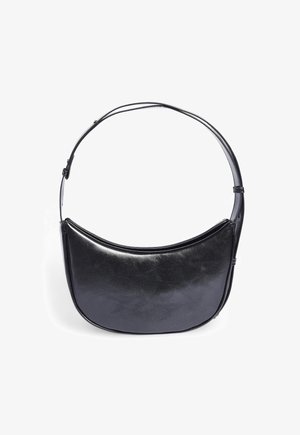 Borsa a spalla in pelle nera con una silhouette curvata, texture liscia e una tracolla regolabile singola. Design minimalista senza hardware visibile.