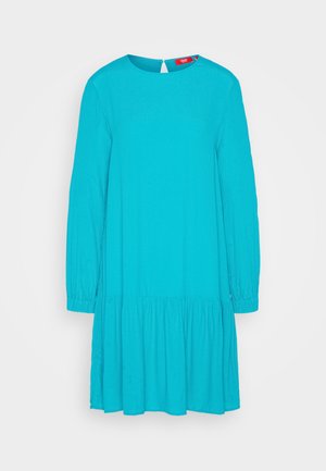 Vestido turquesa de manga larga con escote redondo, falda en capas y detalle de ojal en la parte posterior. Tejido suave y ligero.