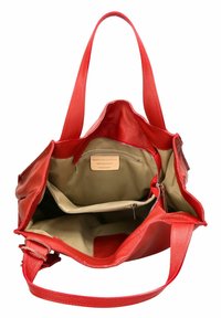 Červená kožená taška přes rameno s měkkou texturou, zipovým uzávěrem, béžovou vnitřní podšívkou a jednou kapsou na zip a jednou volnou kapsou.