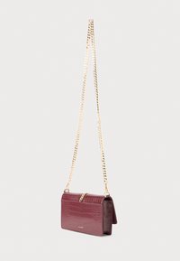 Borsa a tracolla in pelle imbutita di croco color bordeaux con catena dorata e logo ALDO sul davanti con chiusura a patta.