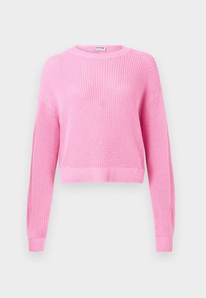 Roza pletena kratka jopica z dolgimi rokavi, rebrastim teksturo in okroglo izrezom. Tkanina ima fino tkane in mehke površine.