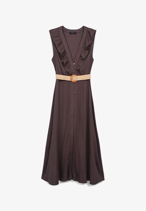Braunes ärmelloses Kleid mit rüschigem Ausschnitt, V-Ausschnitt, Knopfleiste vorne und einem breiten gewebten Gürtel mit runder Schnalle. Fließende Silhouette.
