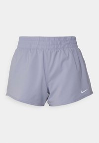 Ljuslila träningsshorts med elastisk midja och vit Nike-logotyp. Slät, lättviktig tyg med längd ovanför knäet.