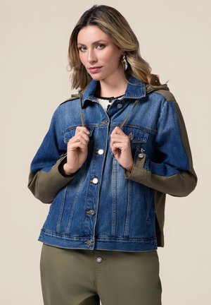 Jeansjacke mit olivgrünen Ärmeln und Kapuze, die über eine vordere Druckknopfverschluss, Brusttaschen und verstellbare Kordelzüge verfügt.