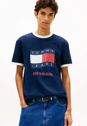 Tommy Jeans, TJM REG WAVING FLAG - T-shirt imprimé - dark night navy stripe