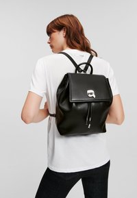 KARL LAGERFELD IKON FLAP - Dnevni ruksak - black