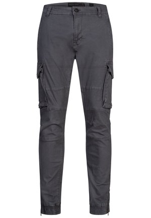 Pantalones cargo grises fabricados en una mezcla de algodón. Las características incluyen bolsillos laterales, pierna tapered, puños elásticos y detalles de costura visibles.