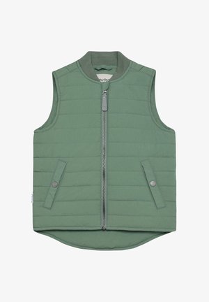 Gilet matelassé sans manches en vert sauge avec fermeture éclair frontale, col côtelé et deux poches à rabat avec boutons-pression.