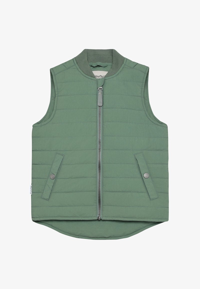Chaleco acolchado sin mangas en verde salvia con cremallera frontal, cuello acanalado y dos bolsillos con solapa y botones a presión.