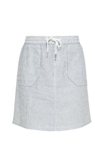 Pruhovaná sukně z látky s vázačkou v pase, která má přední kapsy, v světle modré a bílé barevné kombinaci. Hladký, neformální design.